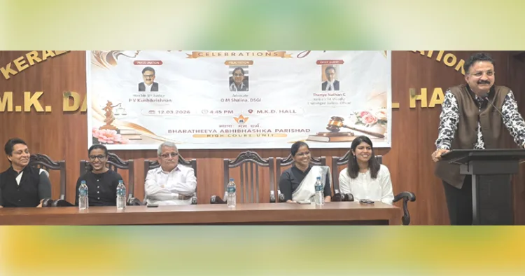 ഭാരതീയ അഭിഭാഷക പരിഷത്ത് ഹൈക്കോടതി യൂണിറ്റിന്റെ ആഭിമുഖ്യത്തില്‍ നടത്തിയ വനിതാ ദിനാഘോഷ പരിപാടിയില്‍ ജസ്റ്റിസ് കുഞ്ഞികൃഷ്ണന്‍ സംസാരിക്കുന്നു