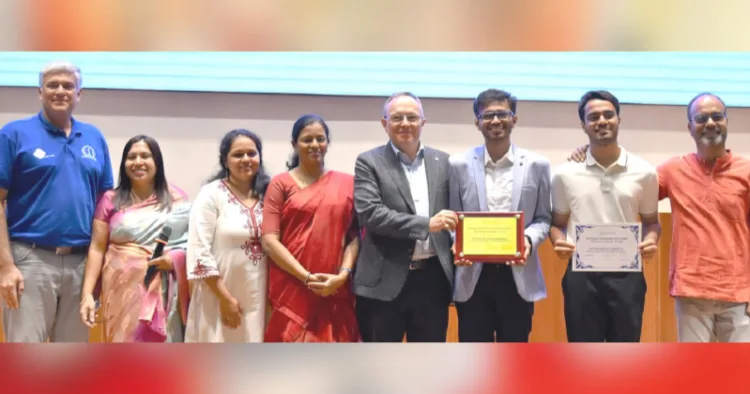 ഔട്ട്സ്റ്റാന്ഡിങ് ചാപ്റ്റര് ആക്റ്റിവിറ്റീസ് പുരസ്കാരം അമൃതപുരി ക്യാമ്പസ് അധികൃതര് ഏറ്റുവാങ്ങുന്നു