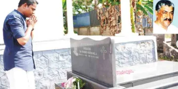 മുന്‍ എംഎല്‍എ അഡ്വ. മാമ്മന്‍ മത്തായിയുടെ കല്ലറയില്‍ പ്രാര്‍ത്ഥിക്കുന്ന എന്‍ഡിഎ സ്ഥാനാര്‍ത്ഥി അനൂപ് ആന്റണി ജോസഫ്