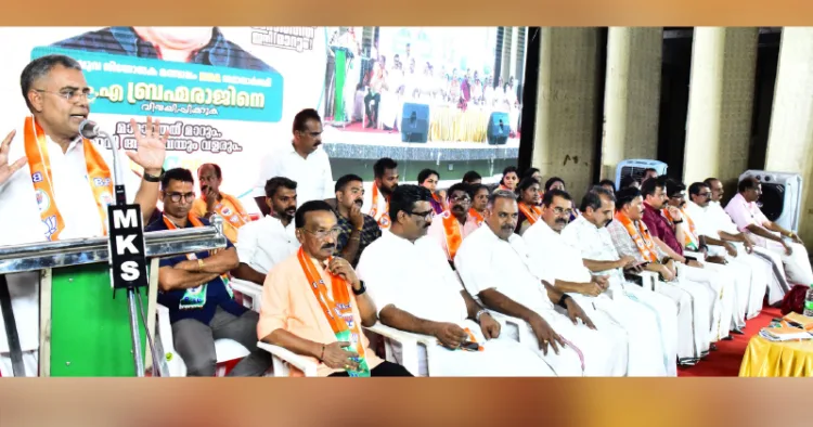ആലുവ നിയോജക മണ്ഡലം എന്ഡിഎ സ്ഥാനാര്ത്ഥി എം.എ ബ്രഹ്മരാജിന്റെ തെരഞ്ഞെടുപ്പ് കണ്വെന്ഷന് ബിജെപി ദേശീയ വൈസ് പ്രസിഡന്റ് എ.പി. അബ്ദുള്ളക്കുട്ടി ഉദ്ഘാടനം ചെയ്യുന്നു