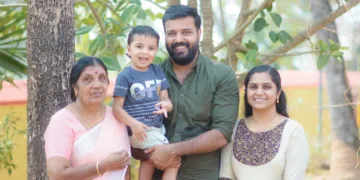 അര്‍ജ്ജുന്‍ സാരഥിയും അച്ഛന്‍ വിനീതും അമ്മ വീണയ്ക്കും ശ്രീകുമാരിക്കുമൊപ്പം