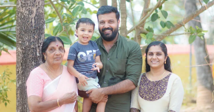 അര്ജ്ജുന് സാരഥിയും അച്ഛന് വിനീതും അമ്മ വീണയ്ക്കും ശ്രീകുമാരിക്കുമൊപ്പം