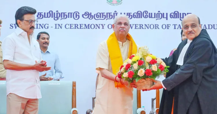 തമിഴ്‌നാട് ഗവര്‍ണറായി സത്യപ്രതിജ്ഞ ചെയ്ത രാജേന്ദ്ര വിശ്വനാഥ് ആര്‍ലേക്കറിന് ചീഫ് ജസ്റ്റിസ് ജസ്റ്റിസ് സുശ്രുത് അരവിന്ദ് ധര്‍മാധികാരി പൂച്ചെണ്ട് നല്‍കുന്നു