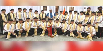 ലോക്ഭവനില്‍ എത്തിയ മണിപ്പൂര്‍ സംഘം ഗവര്‍ണര്‍ രാജേന്ദ്ര വിശ്വനാഥ ആര്‍ലേക്കറിനോടൊപ്പം