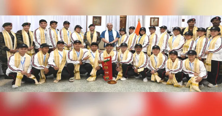 ലോക്ഭവനില്‍ എത്തിയ മണിപ്പൂര്‍ സംഘം ഗവര്‍ണര്‍ രാജേന്ദ്ര വിശ്വനാഥ ആര്‍ലേക്കറിനോടൊപ്പം