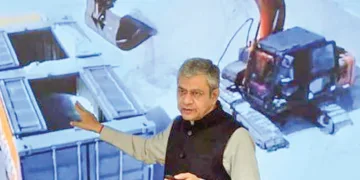 കേന്ദ്രമന്ത്രി അശ്വിനി വൈഷ്ണവ് പത്രസമ്മേളനത്തിനിടെ