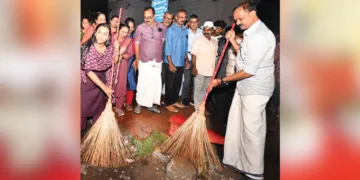 സേവാഭാരതിയുടെ ആഭിമുഖ്യത്തില്‍ ആറ്റുകാല്‍ പൊങ്കാലയോടനുബന്ധിച്ച് നടന്ന മഹാശുചീകരണത്തിന്റെ ഉദ്ഘാടനം മേയര്‍ വി.വി. രാജേഷും ഡെപ്യൂട്ടി മേയര്‍ ആശാനാഥും ചേര്‍ന്ന് നിര്‍വ്വഹിക്കുന്നു. ഉദ്ഘാടനത്തിനു ശേഷം മേയറും ഡെപ്യൂട്ടി മേയറും ശുചീകരണത്തില്‍ പങ്കാളികളായി