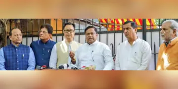 തെരഞ്ഞെടുപ്പ് കമ്മിഷന് പരാതി നല്‍കിയ ശേഷം കേന്ദ്രമന്ത്രിമാരായ കിരണ്‍ റിജിജു, പീയുഷ് ഗോയല്‍, സുകാന്ത മജുംദാര്‍, പാര്‍ട്ടി വക്താവ് അനില്‍ ബലൂണി, രാജ്യസഭാ എംപി അരുണ്‍ സിങ് എന്നിവര്‍ മാധ്യമപ്രവര്‍ത്തകരുമായി സംസാരിക്കുന്നു