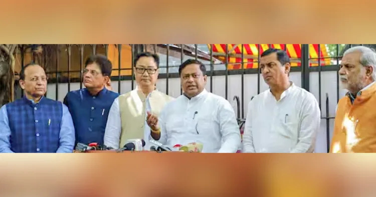 തെരഞ്ഞെടുപ്പ് കമ്മിഷന് പരാതി നല്കിയ ശേഷം കേന്ദ്രമന്ത്രിമാരായ കിരണ് റിജിജു, പീയുഷ് ഗോയല്, സുകാന്ത മജുംദാര്, പാര്ട്ടി വക്താവ് അനില് ബലൂണി, രാജ്യസഭാ എംപി അരുണ് സിങ് എന്നിവര് മാധ്യമപ്രവര്ത്തകരുമായി സംസാരിക്കുന്നു