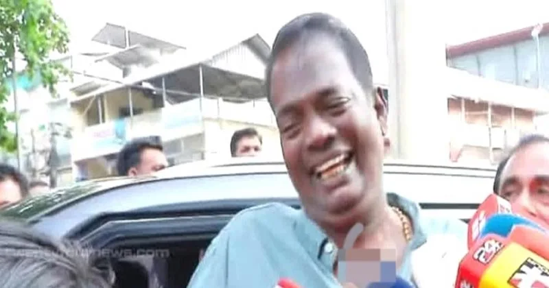 പണ്ട് സ്വര്ണം വേര്തിരിച്ചെടുക്കാന് പൊട്ടാസ്യം സയനൈഡ് വേണമായിരുന്നെങ്കില് ഇപ്പോള് സഖാവിനെ കൊണ്ട് അടുത്തു നിര്ത്തിയാല് മതി- സലിം കുമാര്