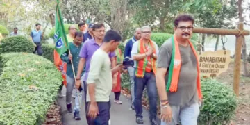 ബിജെപിയുടെ ബിധാന്‍നഗര്‍ സ്ഥാനാര്‍ത്ഥി ശരദ്വത് മുഖോപാധ്യായ് സെന്‍ട്രല്‍ പാര്‍ക്കിലെ സാള്‍ട്ട് ലേക്കില്‍ പ്രഭാത സവാരി നടത്തുന്നു