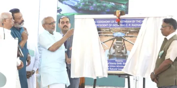 ആനയെ മയക്കുവെടി വെക്കാനുള്ള ഡ്രോണ്‍ ഉപകരണം ഉപരാഷ്ട്രപതി ഉദ്ഘാടനം ചെയ്യുന്നു.