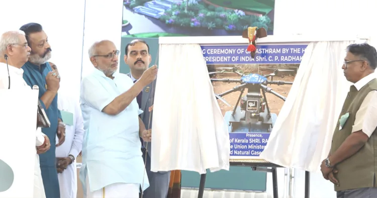 ആനയെ മയക്കുവെടി വെക്കാനുള്ള ഡ്രോണ്‍ ഉപകരണം ഉപരാഷ്ട്രപതി ഉദ്ഘാടനം ചെയ്യുന്നു.