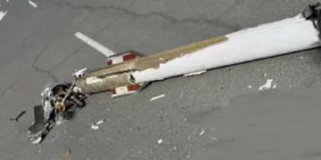 യുഎഇയില്‍ രണ്ട് വീടുകളുടെ മുറ്റത്തായി പതിച്ച ഇറാന്‍റെ വലിയ ഡ്രോണ്‍. ഇത് തലയില്‍ വീണ് രണ്ട് പേര്‍ക്ക് പരിക്കേറ്റു.