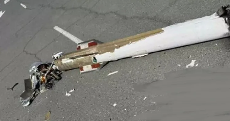 യുഎഇയില്‍ രണ്ട് വീടുകളുടെ മുറ്റത്തായി പതിച്ച ഇറാന്‍റെ വലിയ ഡ്രോണ്‍. ഇത് തലയില്‍ വീണ് രണ്ട് പേര്‍ക്ക് പരിക്കേറ്റു.