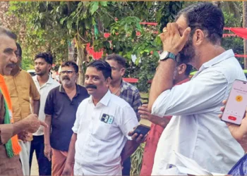 ബി. ഗോപാലകൃഷ്ണന്‍ പ്രചരണത്തിനിടെ