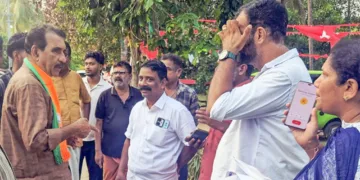 ബി. ഗോപാലകൃഷ്ണന്‍ പ്രചരണത്തിനിടെ