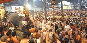 ഗുരുവായൂര്‍ ഉത്സവത്തിന്റെ സമാപന ദിനമായ ഇന്നലെ ഭഗവാന്‍ ആറാട്ടിനായി സ്വര്‍ണക്കോലത്തില്‍ പുറത്തേക്ക് എഴുന്നള്ളിയപ്പോള്‍. പഞ്ചലോഹത്തിടമ്പേറ്റിയത് കൊമ്പന്‍ ദാമോദര്‍ദാസ്‌