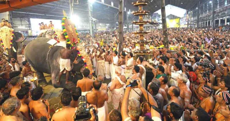 ഗുരുവായൂര്‍ ഉത്സവത്തിന്റെ സമാപന ദിനമായ ഇന്നലെ ഭഗവാന്‍ ആറാട്ടിനായി സ്വര്‍ണക്കോലത്തില്‍ പുറത്തേക്ക് എഴുന്നള്ളിയപ്പോള്‍. പഞ്ചലോഹത്തിടമ്പേറ്റിയത് കൊമ്പന്‍ ദാമോദര്‍ദാസ്‌