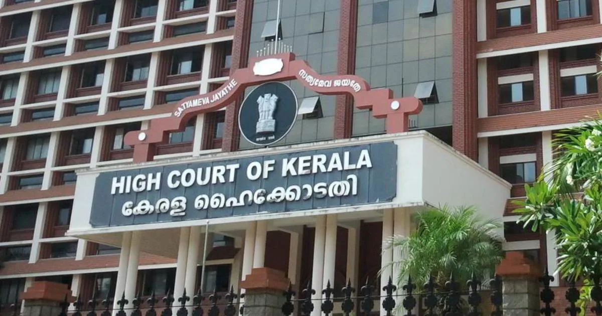 കാടുപിടിച്ച് കിടക്കുന്ന പറമ്പുകള് തദ്ദേശ സ്ഥാപനങ്ങള് വെട്ടിത്തെളിക്കണം; ചെലവ് സ്ഥലമുടമകളില് നിന്ന് ഈടാക്കണം: ഹൈക്കോടതി
