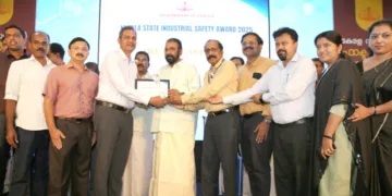 എച്ച്എൽഎൽ ആക്കുളം യൂണിറ്റിന് ലഭിച്ച സംസ്ഥാന വ്യവസായ സുരക്ഷിതത്വ പുരസ്കാരം എച്ച്എൽഎൽ ആക്കുളം ഫാക്ടറി യൂണിറ്റ് ചീഫ് (ഇൻ ചാർജ്) മഹേഷ് കുമാര്‍ പി ആര്‍ പൊതുവിദ്യാഭ്യാസ-തൊഴിൽ വകുപ്പ് മന്ത്രി വി. ശിവൻകുട്ടിയിൽ നിന്ന് ഏറ്റുവാങ്ങുന്നു.