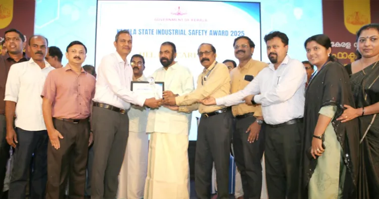 എച്ച്എൽഎൽ ആക്കുളം യൂണിറ്റിന് ലഭിച്ച സംസ്ഥാന വ്യവസായ സുരക്ഷിതത്വ പുരസ്കാരം എച്ച്എൽഎൽ ആക്കുളം ഫാക്ടറി യൂണിറ്റ് ചീഫ് (ഇൻ ചാർജ്) മഹേഷ് കുമാര്‍ പി ആര്‍ പൊതുവിദ്യാഭ്യാസ-തൊഴിൽ വകുപ്പ് മന്ത്രി വി. ശിവൻകുട്ടിയിൽ നിന്ന് ഏറ്റുവാങ്ങുന്നു.