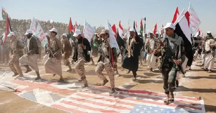 അമേരിക്കയുടെ പതാകയില്‍ ചവുട്ടി കുതിയ്ക്കുന്ന യെമനിലെ ഹൂതി ഭീകരര്‍