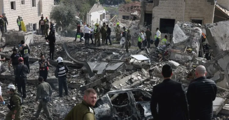 ഇസ്രയേലിലെ ജെറുസലെമില്‍ ഇറാന്‍ അയച്ച ബലിസ്റ്റിക് മിസൈല്‍ വീണുണ്ടായ നാശനഷ്ടങ്ങള്‍