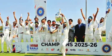 രഞ്ജി ട്രോഫി ജേതാക്കളായ ജമ്മു കശ്മീര്‍ ടീം കിരീടവുമായി ആഘോഷത്തില്‍