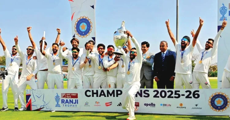 രഞ്ജി ട്രോഫി ജേതാക്കളായ ജമ്മു കശ്മീര്‍ ടീം കിരീടവുമായി ആഘോഷത്തില്‍