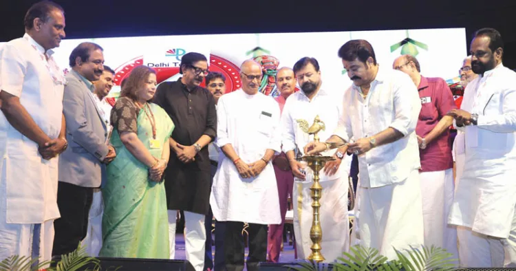 ജനം ടിവിയും ജനം സൗഹൃദവേദിയും സംയുക്തമായി സംഘടിപ്പിക്കുന്ന ജനോത്സവം നടന്‍ മോഹന്‍ലാല്‍ ഉദ്ഘാടനം ചെയ്യുന്നു. ജി. അശോക് കുമാര്‍, കെ.ജി. സുരേഷ്, പ്രിയദര്‍ശന്‍, സി. സദാനന്ദന്‍ മാസ്റ്റര്‍ എംപി, ജയറാം, ജി. സുരേഷ് കുമാര്‍, എ. ജയകുമാര്‍, രാജീവ് അഞ്ചല്‍ തുടങ്ങിയവര്‍ സമീപം