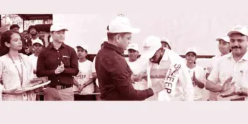 ആരോണ്‍ ജോര്‍ജിനെ ജില്ലാ കളക്ടര്‍ ചേതന്‍കുമാര്‍ മീണ ആദരിക്കുന്നു