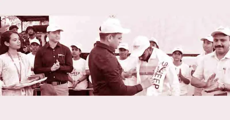 ആരോണ്‍ ജോര്‍ജിനെ ജില്ലാ കളക്ടര്‍ ചേതന്‍കുമാര്‍ മീണ ആദരിക്കുന്നു