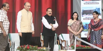 തിരുവനന്തപുരം രാജീവ് ഗാന്ധി സെന്റര്‍ ഫോര്‍ ബയോടെക്‌നോളജിയില്‍ നടന്ന ശാസ്ത്രദിന പരിപാടി കേന്ദ്രമന്ത്രി ഡോ. ജിതേന്ദ്ര സിങ് ഉദ്ഘാടനം ചെയ്യുന്നു. ഡയറക്ടര്‍ ഡോ. ടി.ആര്‍. സന്തോഷ് കുമാര്‍, കേന്ദ്ര ബയോടെക്‌നോളജി വകുപ്പ് സെക്രട്ടറി ഡോ. രാജേഷ് എസ്. ഗോഖലെ, ബയോടെക്‌നോളജി വകുപ്പ് നോഡല്‍ ഓഫീസര്‍ ഡോ. ജ്യോതി മാലിക്ക് ലോഗാനി തുടങ്ങിയവര്‍ സമീപം.