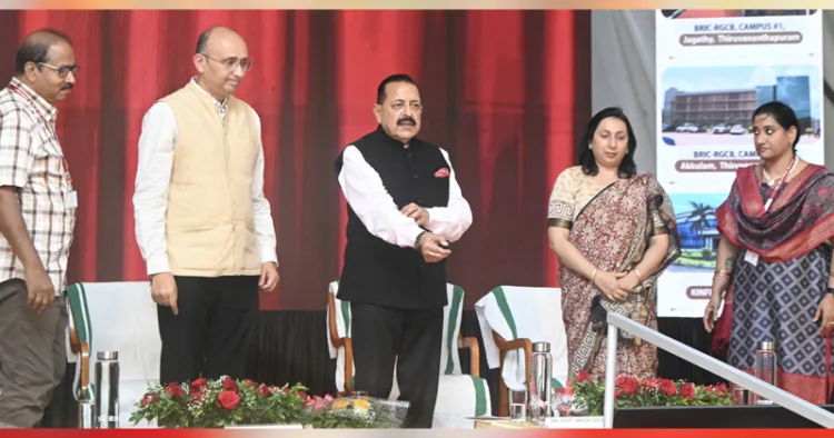 തിരുവനന്തപുരം രാജീവ് ഗാന്ധി സെന്റര്‍ ഫോര്‍ ബയോടെക്‌നോളജിയില്‍ നടന്ന ശാസ്ത്രദിന പരിപാടി കേന്ദ്രമന്ത്രി ഡോ. ജിതേന്ദ്ര സിങ് ഉദ്ഘാടനം ചെയ്യുന്നു. ഡയറക്ടര്‍ ഡോ. ടി.ആര്‍. സന്തോഷ് കുമാര്‍, കേന്ദ്ര ബയോടെക്‌നോളജി വകുപ്പ് സെക്രട്ടറി ഡോ. രാജേഷ് എസ്. ഗോഖലെ, ബയോടെക്‌നോളജി വകുപ്പ് നോഡല്‍ ഓഫീസര്‍ ഡോ. ജ്യോതി മാലിക്ക് ലോഗാനി തുടങ്ങിയവര്‍ സമീപം.