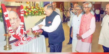 അഞ്ചാമത് പി. പരമേശ്വരന്‍ അനുസ്മരണ പ്രഭാഷണത്തിന് മുന്നോടിയായി കേന്ദ്രമന്ത്രി ജിതേന്ദ്ര സിങ് പി. പരമേശ്വരന്റെ ചിത്രത്തിന് മുന്നില്‍ പുഷ്പങ്ങള്‍ അര്‍പ്പിക്കുന്നു. കെ.സി. സുധീര്‍ ബാബു, ആര്‍. സഞ്ജയന്‍, ഡോ. സി.വി. ജയമണി, ഡോ. സന്തോഷ് സമീപം