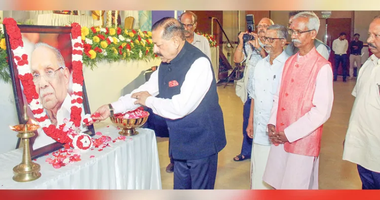 അഞ്ചാമത് പി. പരമേശ്വരന്‍ അനുസ്മരണ പ്രഭാഷണത്തിന് മുന്നോടിയായി കേന്ദ്രമന്ത്രി ജിതേന്ദ്ര സിങ് പി. പരമേശ്വരന്റെ ചിത്രത്തിന് മുന്നില്‍ പുഷ്പങ്ങള്‍ അര്‍പ്പിക്കുന്നു. കെ.സി. സുധീര്‍ ബാബു, ആര്‍. സഞ്ജയന്‍, ഡോ. സി.വി. ജയമണി, ഡോ. സന്തോഷ് സമീപം