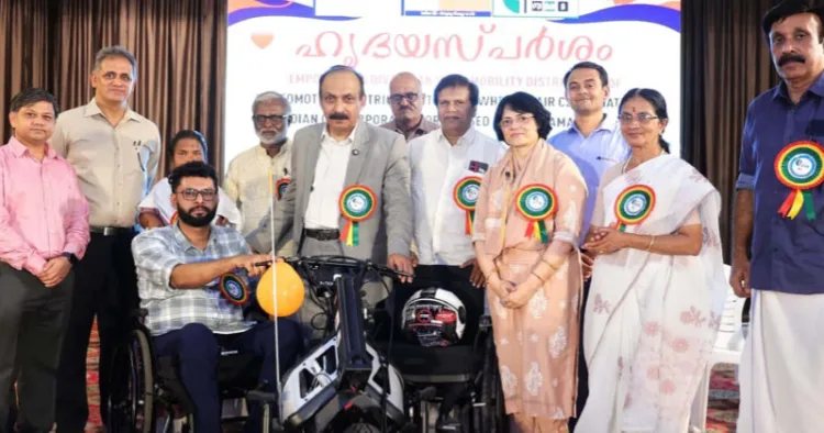 ഇലക്ട്രിക് സ്‌കൂട്ടര്‍-കം-വീല്‍ചെയര്‍ വീതരണോദ്ഘാടനം ഹൈക്കോടതി ജഡ്ജി ജസ്റ്റിസ് എന്‍. നഗരേഷ് നിര്‍വഹിക്കുന്നു