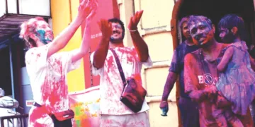 മട്ടാഞ്ചേരി പാലസ് റോഡിലെ നവനീത് കൃഷ്ണ മന്ദിരത്തിന് മുന്‍പില്‍ വെയില്‍സില്‍ നിന്നെത്തിയ എലിസബത്തും മുംബൈ സ്വദേശിയായ പവനും ഹോളി ആഘോഷിക്കുന്നു