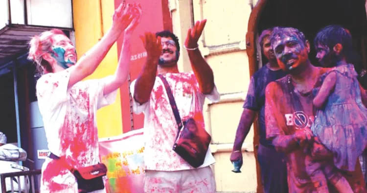 മട്ടാഞ്ചേരി പാലസ് റോഡിലെ നവനീത് കൃഷ്ണ മന്ദിരത്തിന് മുന്‍പില്‍ വെയില്‍സില്‍ നിന്നെത്തിയ എലിസബത്തും മുംബൈ സ്വദേശിയായ പവനും ഹോളി ആഘോഷിക്കുന്നു