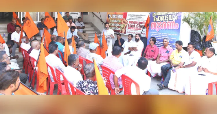 വിവിധ ആവശ്യങ്ങള്‍ ഉന്നയിച്ച് വൈദ്യുതി ഭവന് മുന്നില്‍ വൈദ്യുതി മസ്ദൂര്‍ സംഘം സംഘടിപ്പിച്ച ധര്‍ണ ബിഎംഎസ് സംസ്ഥാന സെക്രട്ടറി കെ.വി. മധുകുമാര്‍ ഉദ്ഘാടനം ചെയ്യുന്നു