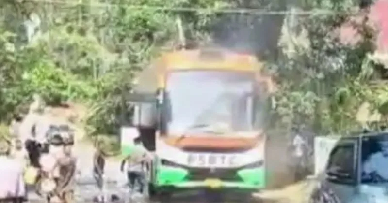 വെഞ്ഞാറമൂട്ടില് കെഎസ്ആര്ടിസി സ്ലീപ്പര് ബസിന് തീപിടിച്ചു