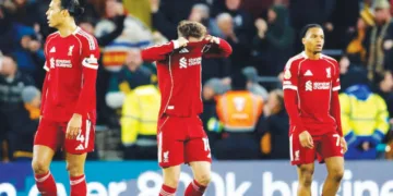 പ്രീമിയര്‍ ലീഗ് മത്സരത്തില്‍ തോല്‍വിയെ തുടര്‍ന്ന് മടങ്ങുന്ന ലിവര്‍പൂള്‍ എഫ്‌സി താരങ്ങള്‍