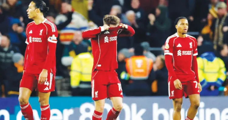 പ്രീമിയര്‍ ലീഗ് മത്സരത്തില്‍ തോല്‍വിയെ തുടര്‍ന്ന് മടങ്ങുന്ന ലിവര്‍പൂള്‍ എഫ്‌സി താരങ്ങള്‍