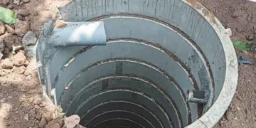 പുതിയതായി നിര്‍മ്മിച്ച മഴക്കുഴിയില്‍ സ്വകാര്യ ആശുപത്രിയുടെ വെള്ളം ഒഴുക്കിവിടുന്നതിനായി സ്ഥാപിച്ച പൈപ്പ്