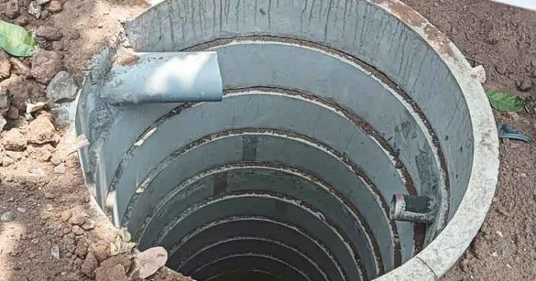 പുതിയതായി നിര്‍മ്മിച്ച മഴക്കുഴിയില്‍ സ്വകാര്യ ആശുപത്രിയുടെ വെള്ളം ഒഴുക്കിവിടുന്നതിനായി സ്ഥാപിച്ച പൈപ്പ്