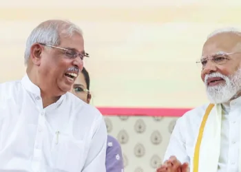 ഗവര്‍ണര്‍ ആര്‍. രാജേന്ദ്ര വിശ്വനാഥ് ആര്‍ലേക്കറും
പ്രധാനമന്ത്രിയും സൗഹൃദ സംഭാഷണത്തില്‍