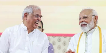 ഗവര്‍ണര്‍ ആര്‍. രാജേന്ദ്ര വിശ്വനാഥ് ആര്‍ലേക്കറും
പ്രധാനമന്ത്രിയും സൗഹൃദ സംഭാഷണത്തില്‍