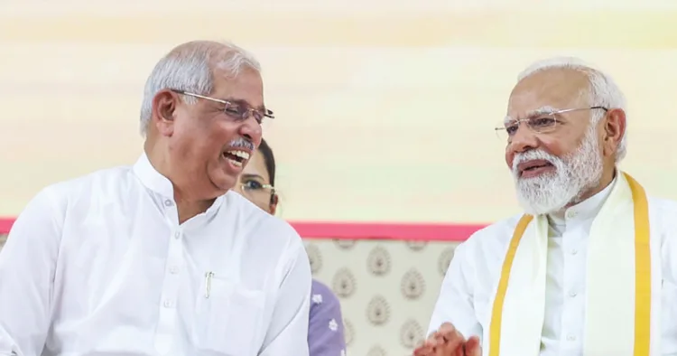 ഗവര്‍ണര്‍ ആര്‍. രാജേന്ദ്ര വിശ്വനാഥ് ആര്‍ലേക്കറും
പ്രധാനമന്ത്രിയും സൗഹൃദ സംഭാഷണത്തില്‍