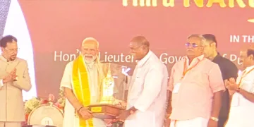 വിവിധ പരിപാടികളില്‍ പങ്കെടുക്കാനായി ഇന്നലെ പുതുച്ചേരിയിലെത്തിയ പ്രധാനമന്ത്രി നരേന്ദ്ര മോദിയെ സുബ്രഹ്‌മണ്യ സ്വാമിയുടെ പ്രതിമ നല്‍കി മുഖ്യമന്ത്രി എന്‍. രങ്കസ്വാമി സ്വീകരിക്കുന്നു. ലെഫ്. ഗവര്‍ണ്ണര്‍ കെ. കൈലാസനാഥന്‍ നിയമസഭാ സ്പീക്കര്‍ ഏമ്പലം ആര്‍. ശെല്‍വം , പൊതുമരാമത്ത് മന്ത്രി ലക്ഷ്മി നാരായണന്‍ തുടങ്ങിയവര്‍ സമീപം